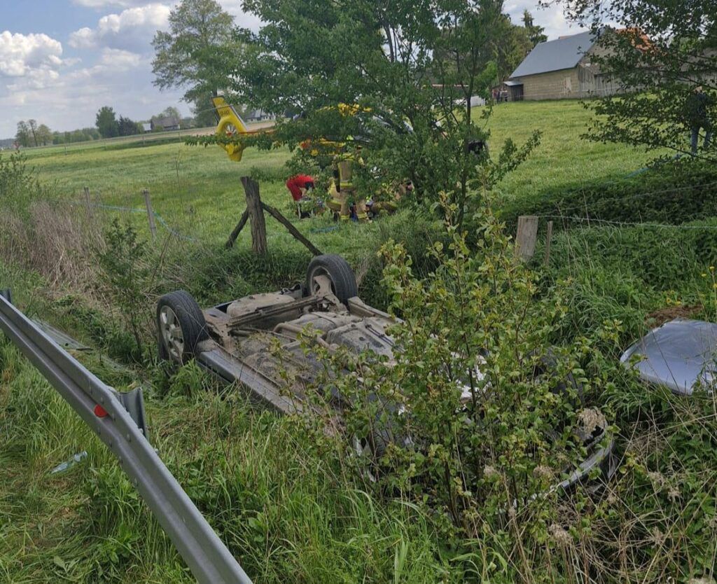 Tragiczny wypadek w Krysiakach. Pasażer zginął na miejscu, kierująca w ciężkim stanie