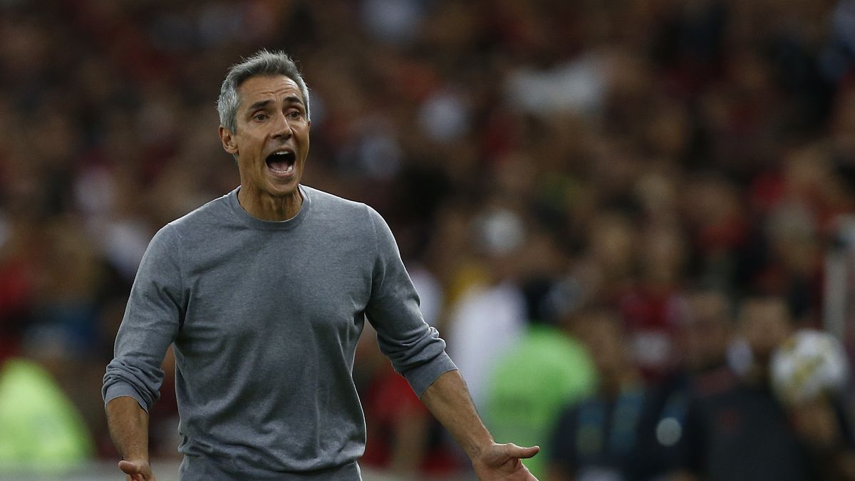 RIO DE JANEIRO, BRAZIL - JUNE 05: Paulo Sousa coach of Flamengo reacts during the match between Flamengo and Fortaleza as part of Brasileirao Series A 2022 a at Maracana Stadium at Maracana Stadium on June 5, 2022 in Rio de Janeiro, Brazil. (Photo by Wagner Meier/Getty Images)