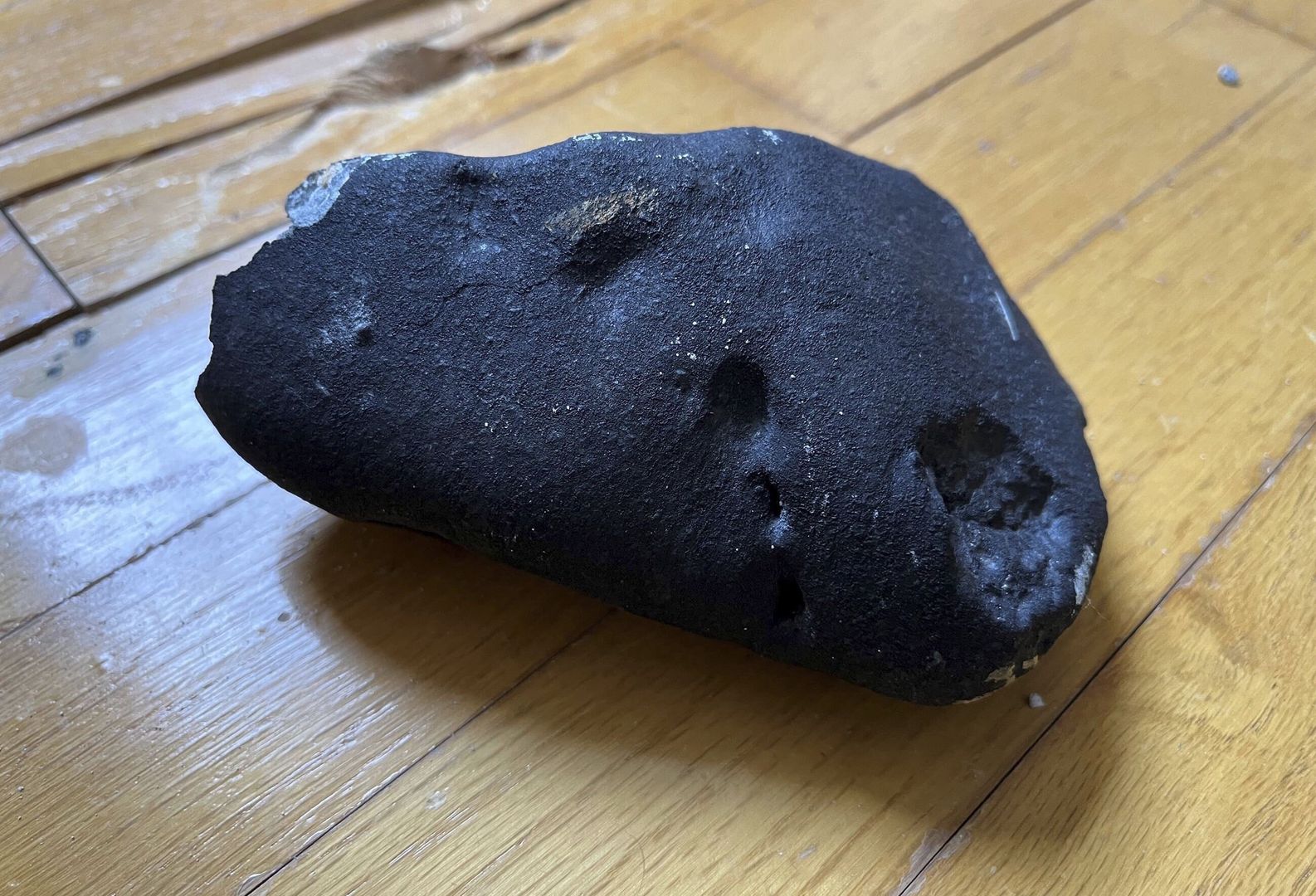 Meteoryt uderzył w dom. Czy kosmiczne skały to zagrożenie?