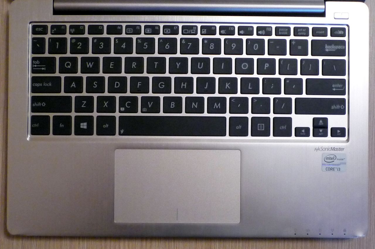 Asus VivoBook X202E - klawiatura i touchpad