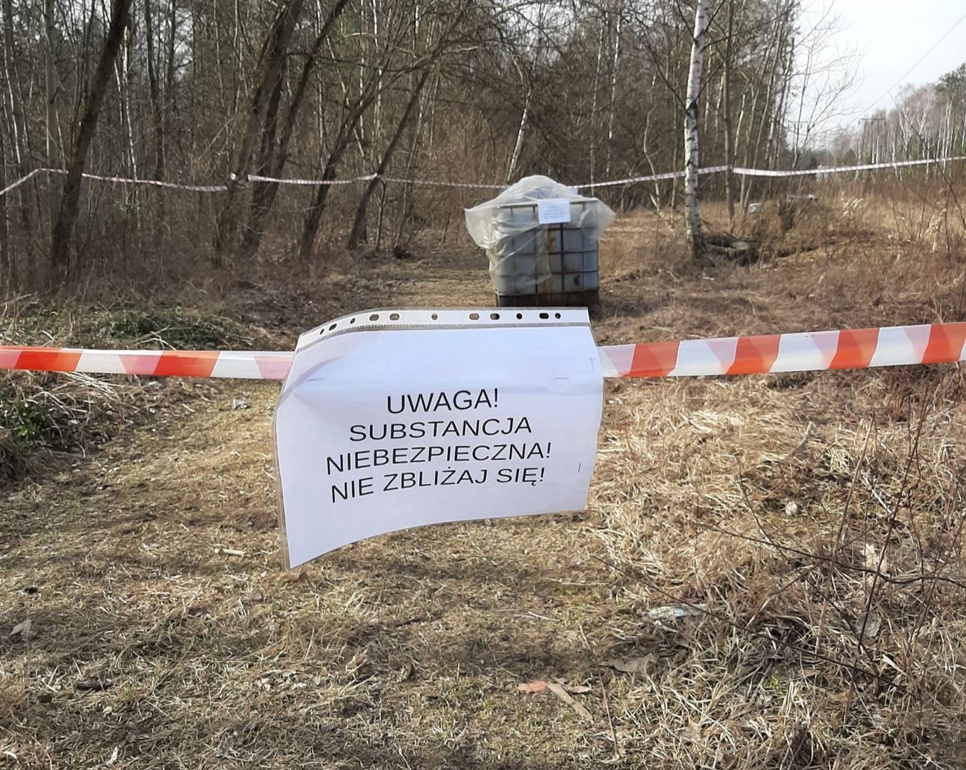 Porzucili zbiornik w lesie. Po 3 latach namierzyli sprawców