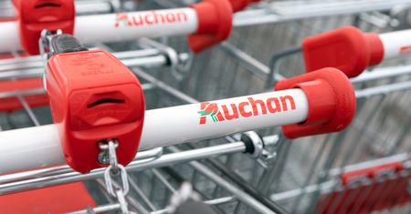 Zajęli towar i zaczęli go sprzedawać. Jest reakcja sieci Auchan