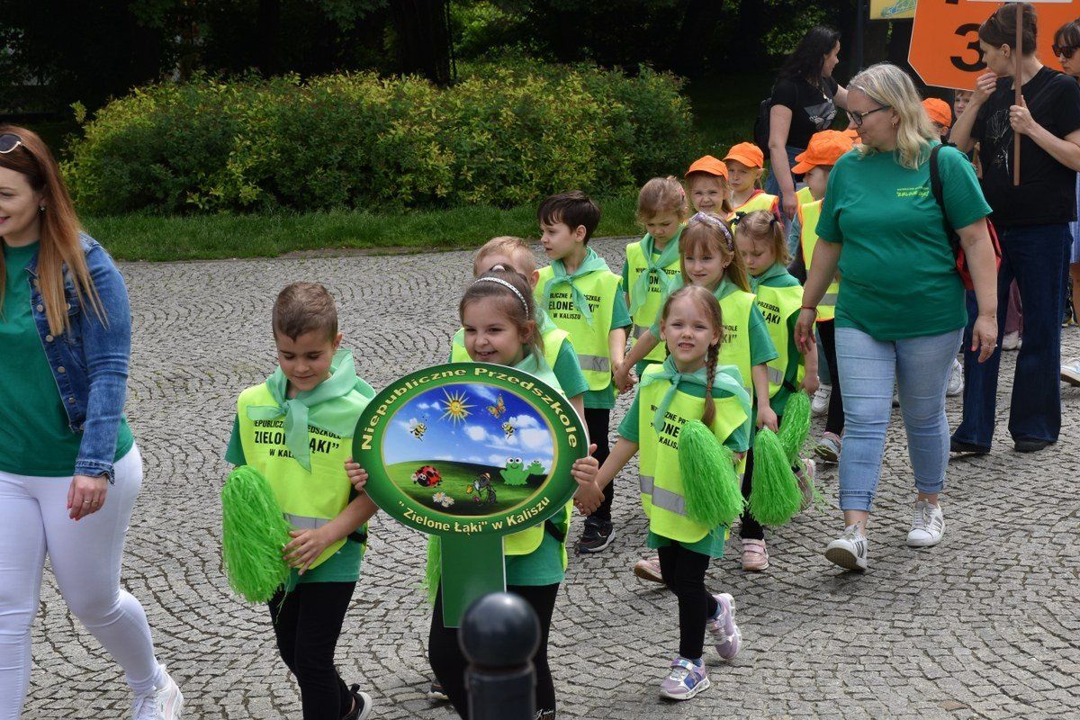 2.06.2025 r. Korowodem, który przemaszerował sprzed baszty Dorotki pod kaliski ratusz rozpoczął się Kaliski Tydzień Zdrowia