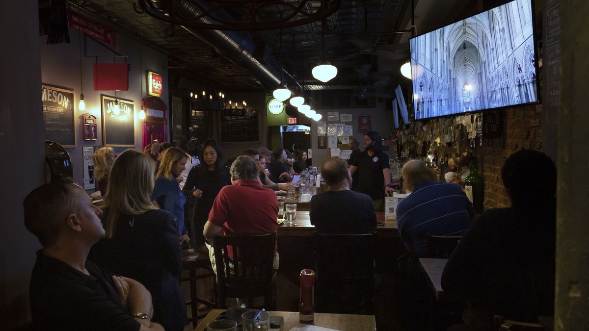 People watch the state funeral of Queen Elizabeth II of England
epa10193688 Members of the public gather before dawn to watch the state funeral of Queen Elizabeth II of England, at a pub called 'The Queen Vic', in Washington, DC, USA, 19 September 2022. The funeral has been anticipated to become the most-watched  event in television history. Britain's Queen Elizabeth II died at her Scottish estate, Balmoral Castle, on 08 September 2022. The 96-year-old Queen was the longest-reigning monarch in British history.  EPA/MICHAEL REYNOLDS 
Dostawca: PAP/EPA.
MICHAEL REYNOLDS