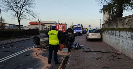 Łódzkie. Tragedia w Rudzie. Dachowanie, a później zderzenie