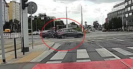 Wyglądało to groźnie. Motocyklista najechał na osobówkę we Wrocławiu