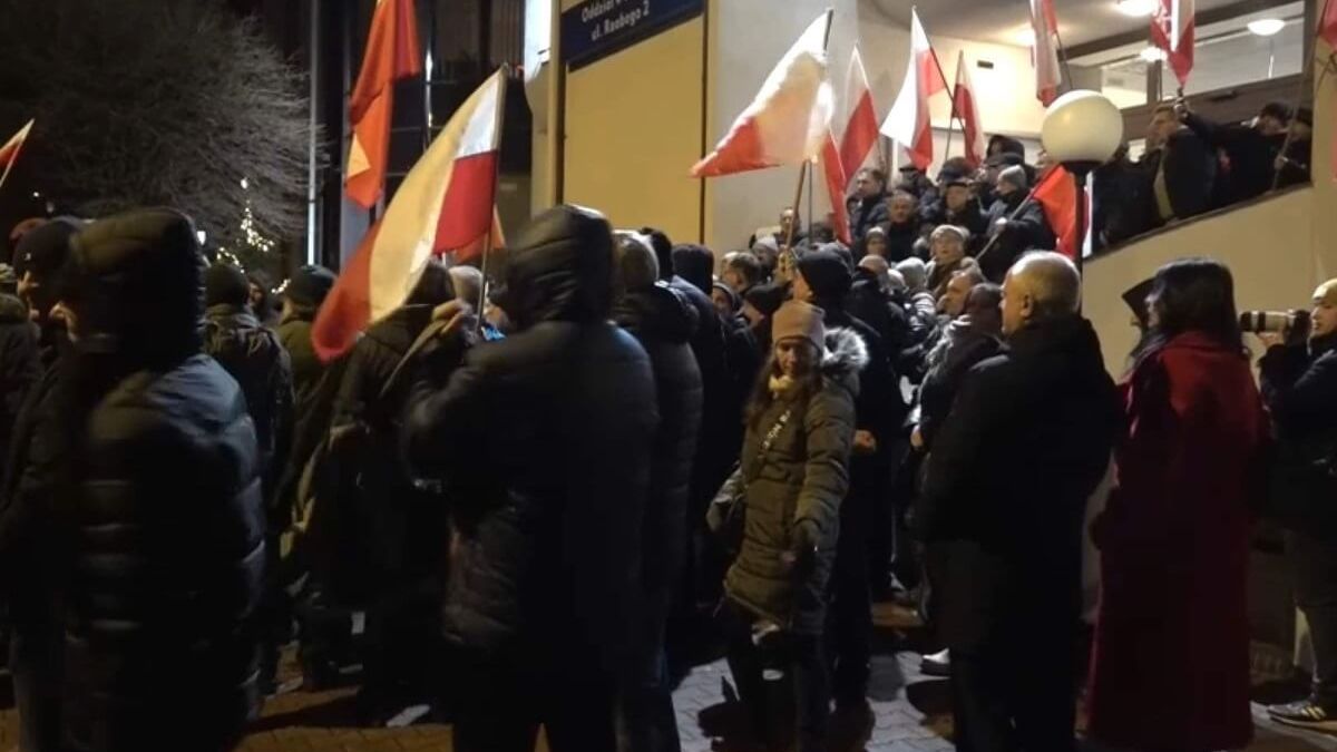Protest w obronie Telewizji Polskiej przed siedzibą TVP3 Lublin
