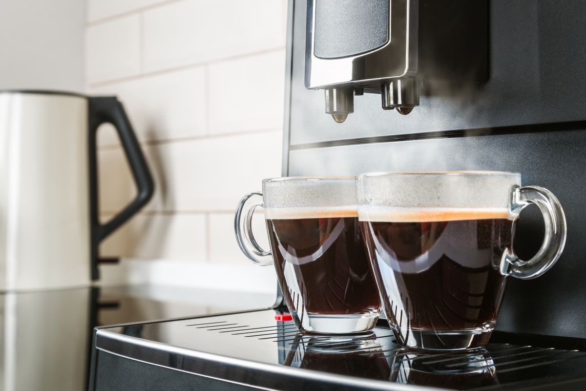 Automatyczny ekspres szybko przyrządzi twoją ulubioną kawę