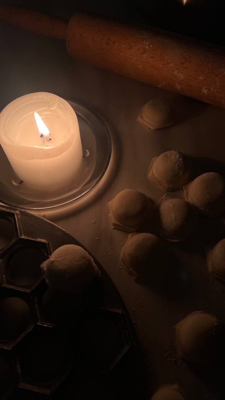 Przygotowywanie pielmieni przy świecy