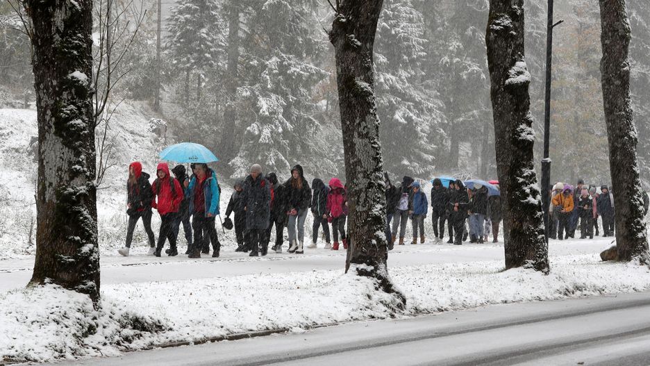 Zakopane, 13.10.2021. Opady śniegu w Zakopanem, 13 bm. W Tatrach panują niekorzystne warunki do uprawiania turystyki. Na szlakach miejscami leży śnieg i występują oblodzenia. (aldg) PAP/Grzegorz Momot