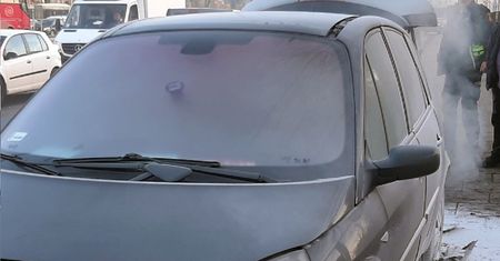 Strażnicy miejscy ugasili pożar. Pomogły gaśnice innych kierowców