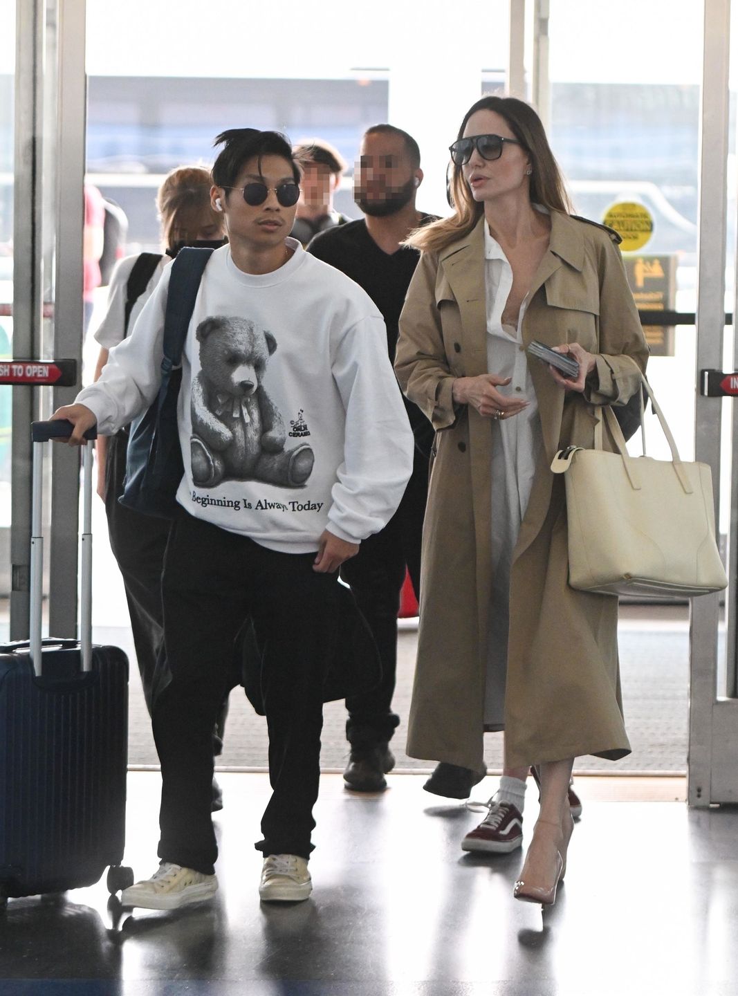 Angelina Jolie z dziećmi na lotnisku