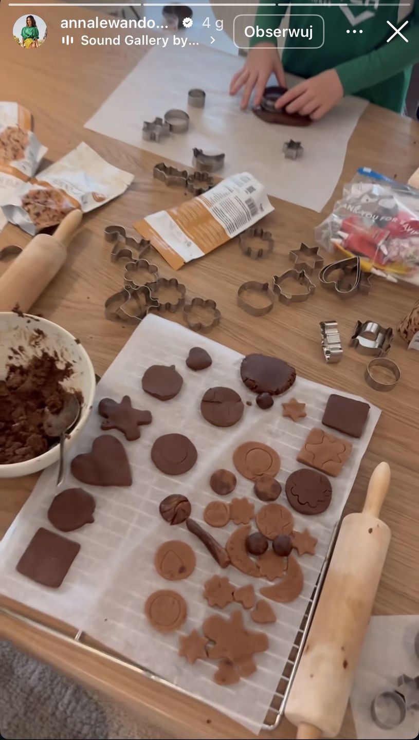 Anna Lewandowska relacjonuje przygotowywanie pierniczków 