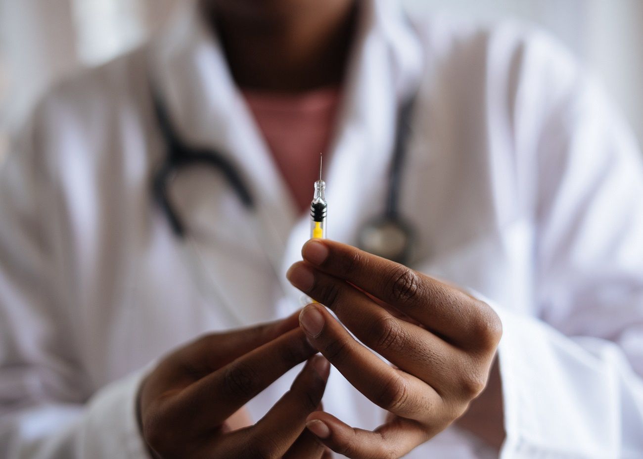 Francja. Skutki uboczne wśród personelu medycznego po szczepionce AstraZeneca