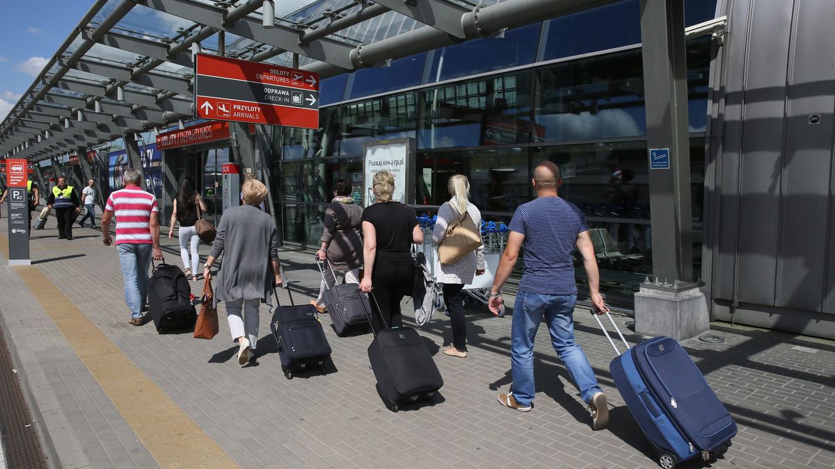 pasa�erowie
Modlin (woj. mazowieckie), 25.06.2015.  Rejsowy samolot z Oslo l�dowa�, 25 bm. w Modlinie w awaryjnym trybie - kapitan maszyny dosta� zg�oszenie, �e na pok�adzie jest podejrzany pakunek. Alarm bombowy spowodowa� ewakuacj� pasa�er�w z samolotu i terminalu. Lotnisko czasowo zosta�o zamkni�te. Alarm okaza� si� fa�szywy, warszawska policja zatrzyma�a jego prawdopodobnego sprawc�. (tg/mgut)
PAP/Tomasz Gzell
Tomasz Gzell
alarm, bomba, fa�szywy, lotniczy, lotnisko, rejsowy, samolot, sprawca, transport, tryb awaryjny, Warszawa Modlin, podr�ni