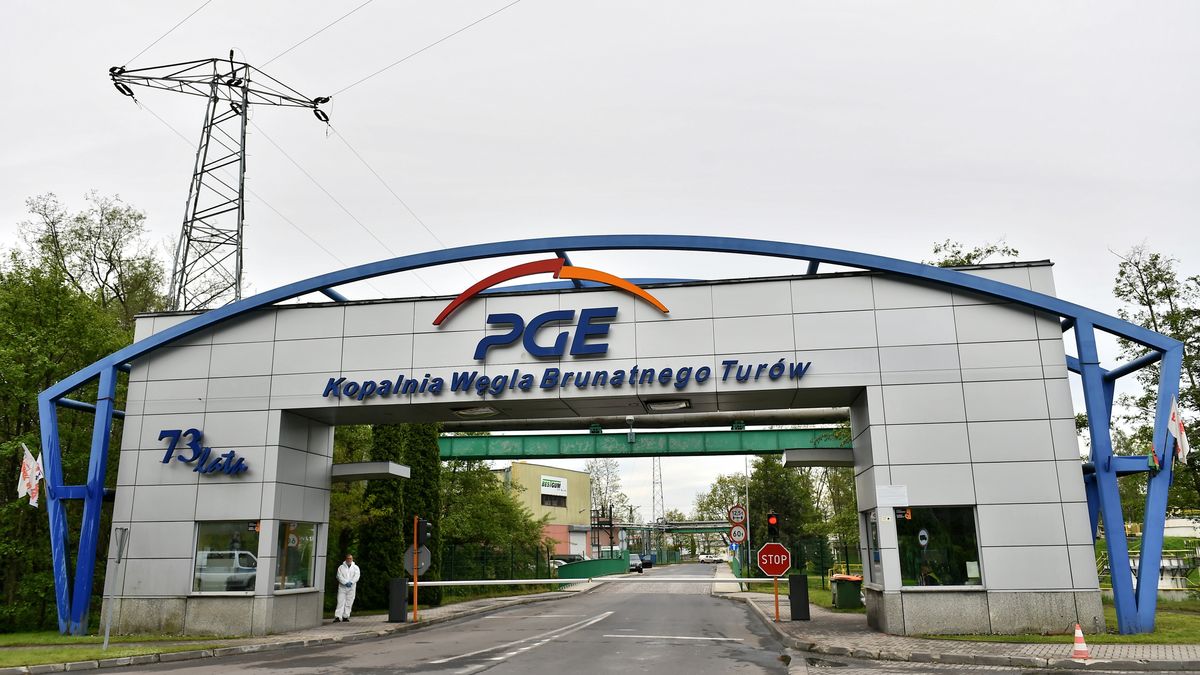 Bogatynia, 24.05.2021. Brama główna Kopalni Węgla Brunatnego Turów w Bogatyni, 24 bm. Trybunał Sprawiedliwości Unii Europejskiej w piątek nakazał Polsce natychmiastowe wstrzymanie wydobycia w kopalni odkrywkowej węgla brunatnego Turów, należącej do spółki PGE Górnictwo i Energetyka Konwencjonalna, do czasu merytorycznego rozstrzygnięcia skargi Czech w tej sprawie.   (kf) PAP/Maciej Kulczyński