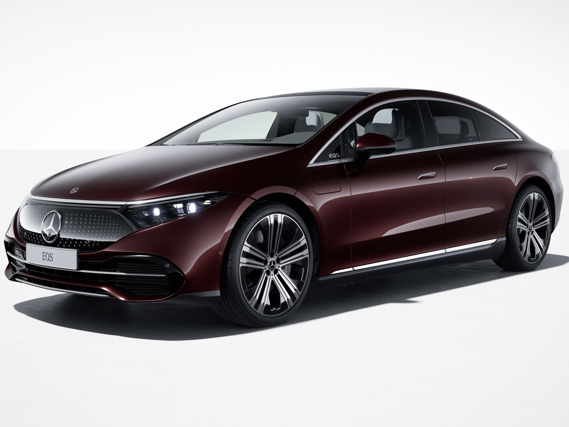 Przed liftingiem "grill" EQS-a był taflą plastiku