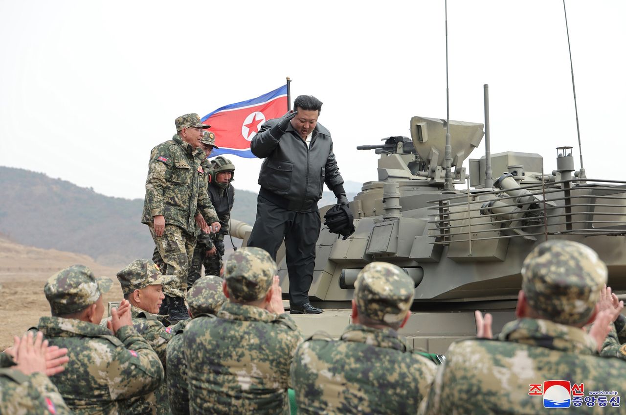 A photo released by the official North Korean Central News Agency (KCNA) North Korean Supreme leader Kim Jong Un reacts during a training competition involving tank units of the Korean People's Army (KPA), at an undisclosed location in North Korea, 13 March 2024 (issued 14 March 2024). North Korean Supreme leader Kim Jong Un joined troops in military training to operate new developed battle tanks, KCNA reported on 14 March. EPA/KCNA EDITORIAL USE ONLY EDITORIAL USE ONLY Dostawca: PAP/EPA.