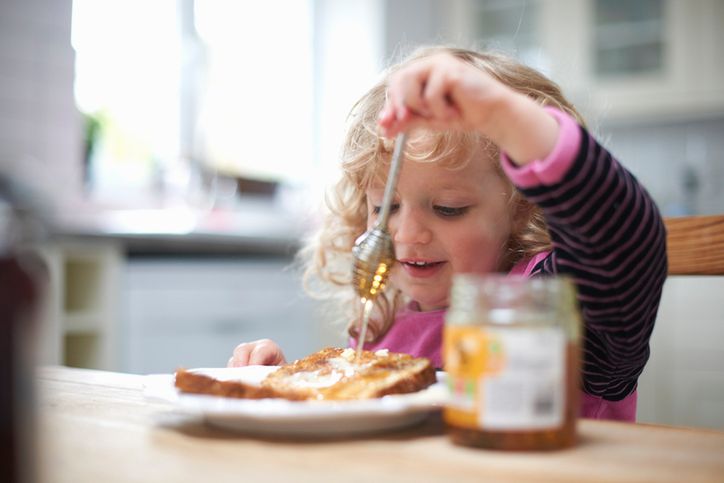 Miód można podawać dopiero po ukończeniu pierwszego roku życia