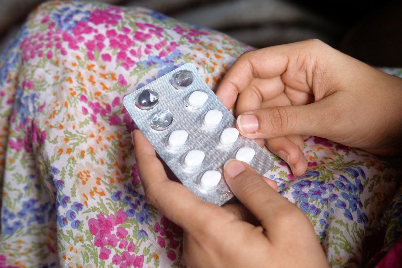 Jak prawidłowo suplementować magnez? Dawkowanie dla kobiet i mężczyzn