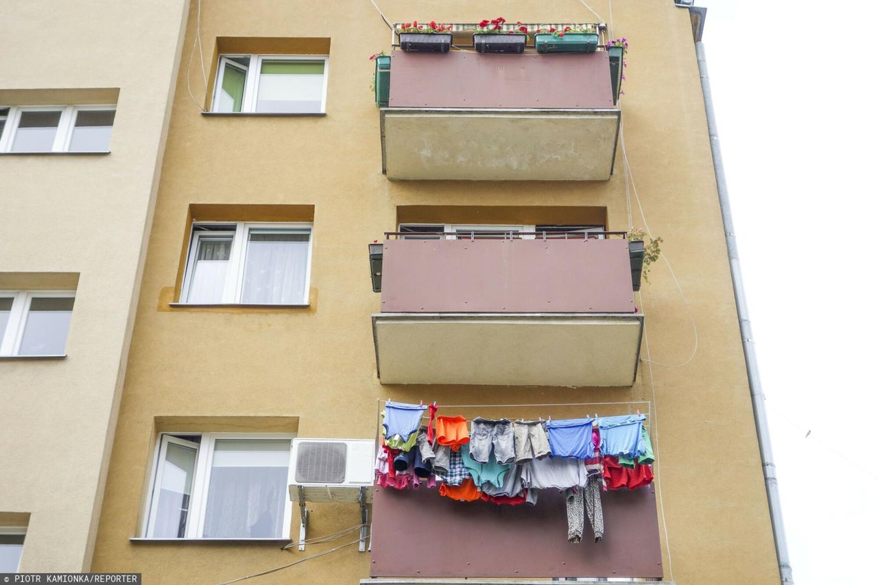 2,5-letni chłopiec wypadł z okna. Policjantka zwraca się z ważnym apelem