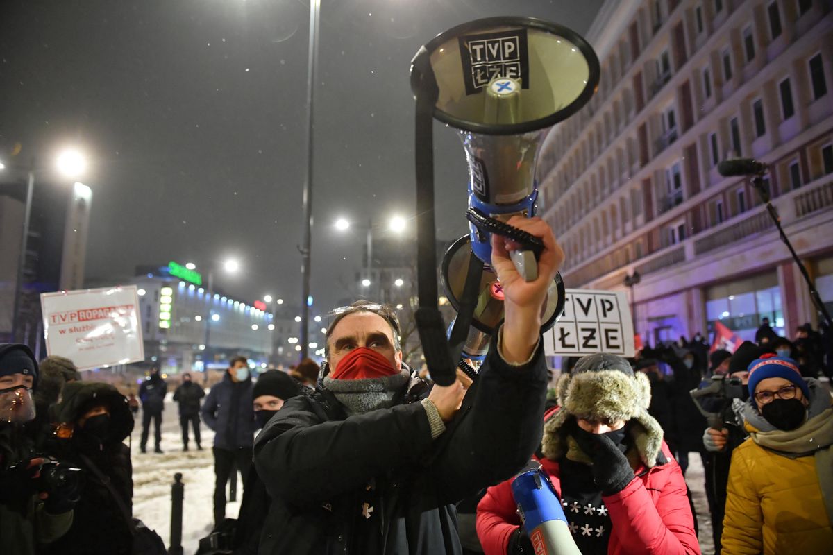 Protest przed siedzibą TVP w Warszawie. Strajk Kobiet wyszedł na ulice, aby sprzeciwić się podatkowi od reklam