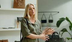 Barbara Kurdej-Szatan w kampanii Škody sprawdza, ile waży torebka w czasie zderzenia samochodu