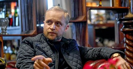 Piotr Adamczyk PRZEKLINA PO POLSKU w "Hawkeye". "Kradnie każdą scenę, w której się pojawia"