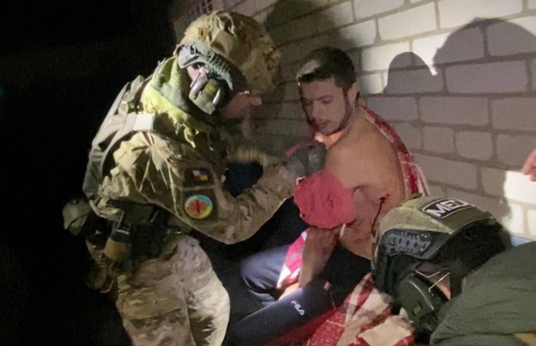 Witold Dobrowolski pomaga rannemu Ukraińcowi