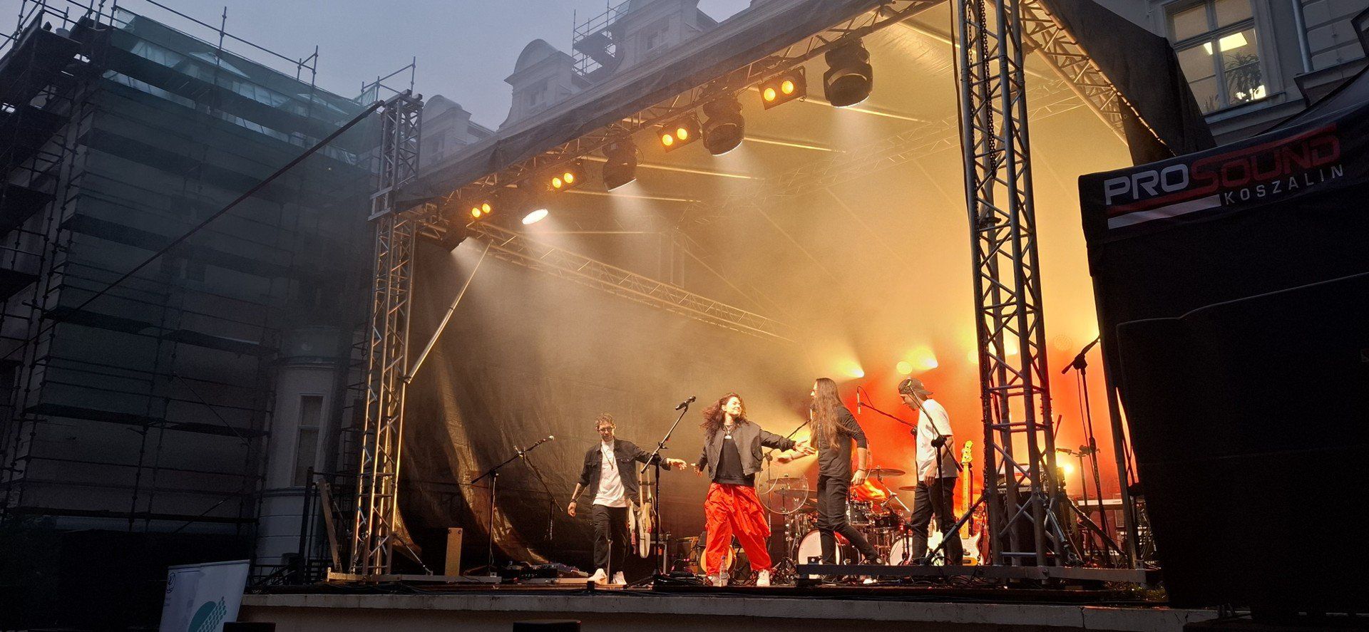 Koncert Natalii Przybysz w Damnicy przyciągnął tłumy, mimo deszczu