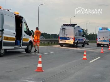 S2: Pijany kierowca Audi uderzył w barierki na trasie. Mężczyzna nie posiadał uprawnień, miał 2,8 promila. Pasażerka trafiła do szpitala
