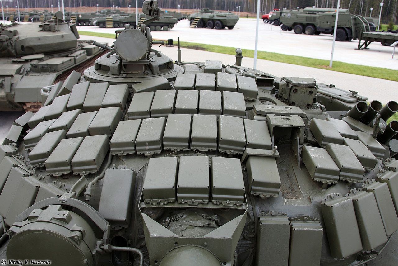 Kostki ERA z Czech trafią na byłe polskie czołgi. Wyjaśniamy czym są - Wieża czołgu T-72B pokryta kostkami ERA Kontakt-1.