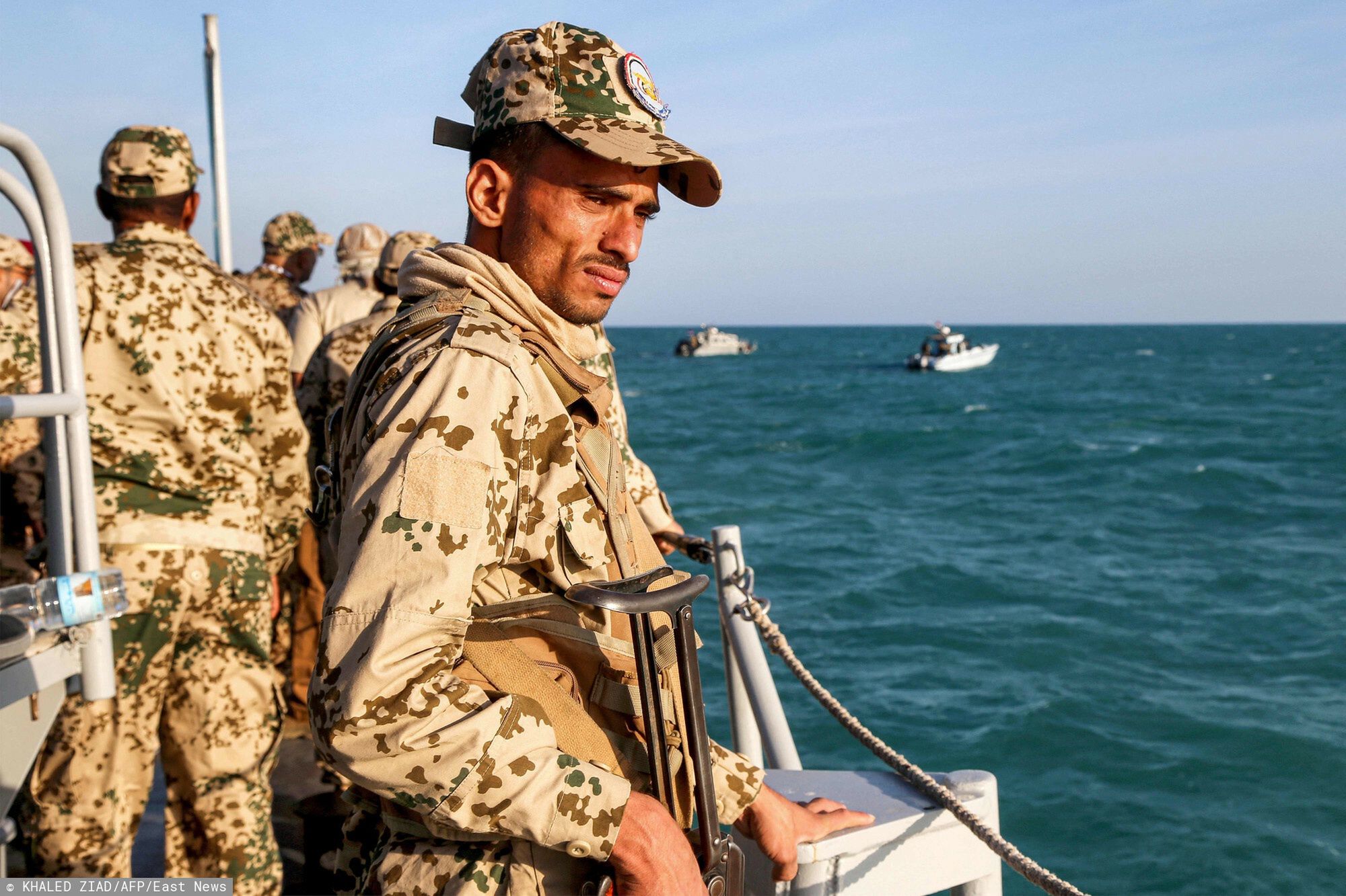 Archiwum zagraniczne East News 2023-12
A Yemeni coastguard member loyal to the internationally-recognised government rides in a patrol boat in the Red Sea off of the government-held town of Mokha in the western Taiz province, close to the strategic Bab al-Mandab Strait, on December 12, 2023. (Photo by Khaled ZIAD / AFP)
KHALED ZIAD