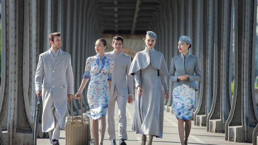 Zdjęcia chińskich strojów dla stewardess zaskoczyły wszystkich podczas Paryskiego Tygodnia Mody 1