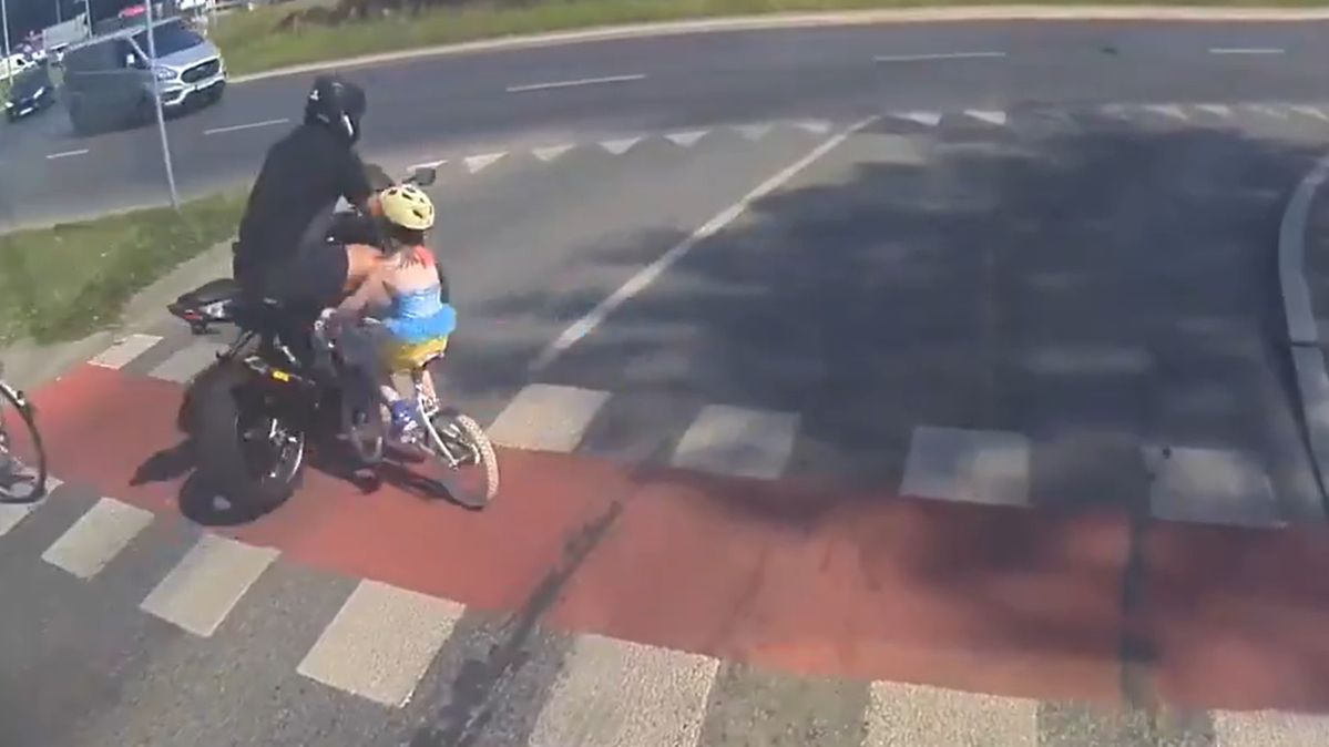 Moment potrącenia przez motocyklistę