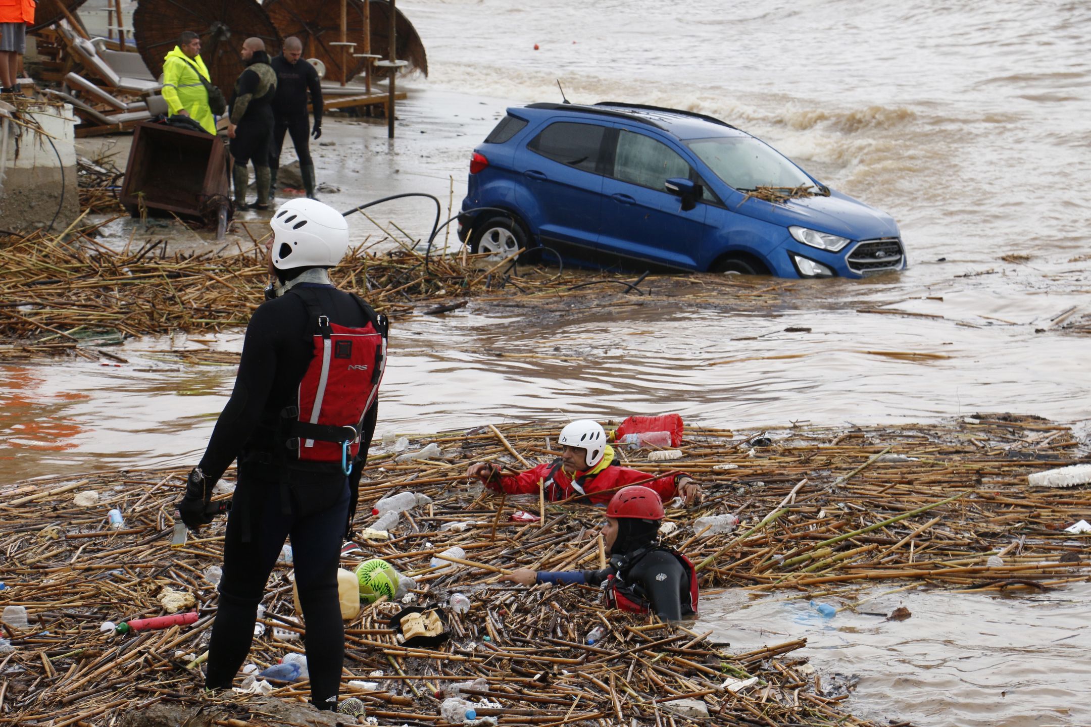 Torrential rains in Creteepa10245259 Rescue divers inspect through flood debris in the sea for missing people at Aghia Pelagia, Heraklion, Crete island, Greece, 15 October 2022. A 50-year-old man was found dead at Aghia Pelagia, in the municipality of Malevizio at Heraklion, Crete, where heavy rainfall has caused extensive floods on 15 October. Heraklion Region Vice-Governor Nikos Sirigonakis said the man's body was located by divers near his car, which was carried off by torrential waters. Meanwhile, rescue services at Heraklion were trying to tackle the flooding that has carried off at least another 9 cars in the nearby coastal areas of Aghia Pelasgia and Ligaria, where roads have reportedly turned to rivers. A woman was rescued from the inside of her flooded car by the Fire Brigade, but the car ended up in the sea.  EPA/NIKOS CHALKIADAKIS Dostawca: PAP/EPA.NIKOS CHALKIADAKIS
