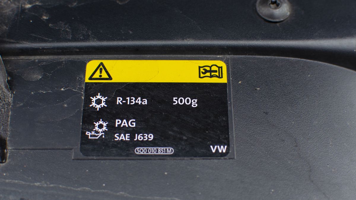 Czynnik R134a - kupujesz używane auto, to szukaj takiej nalepki
