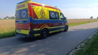 Pijany kierujący hulajnogą zderzył się z osobówką. Miał ponad 2 promile alkoholu