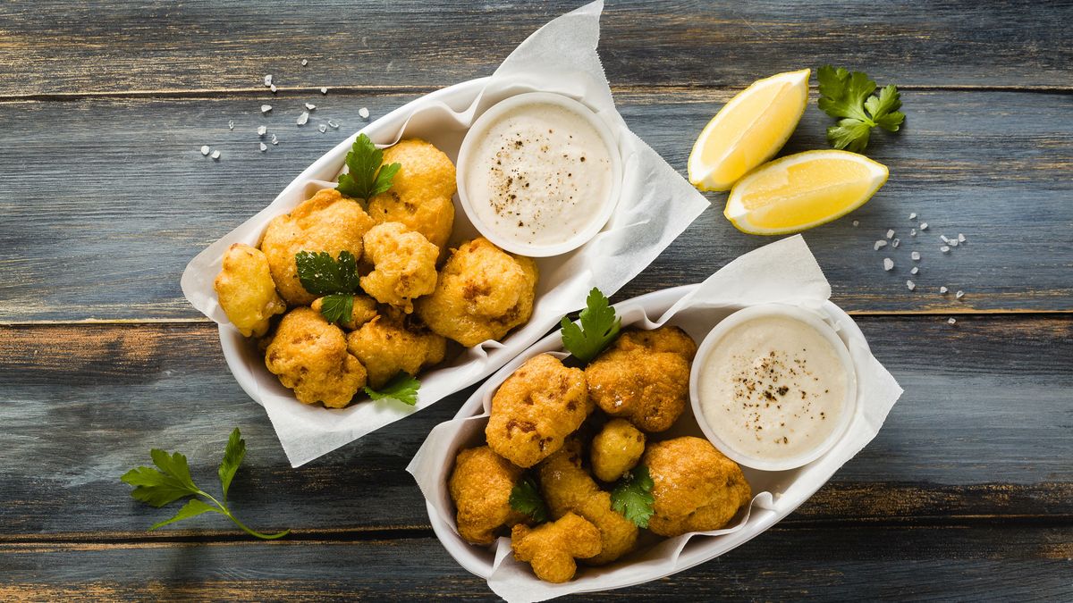 Panierowany kalafior z piekarnika z sosem jogurtowym