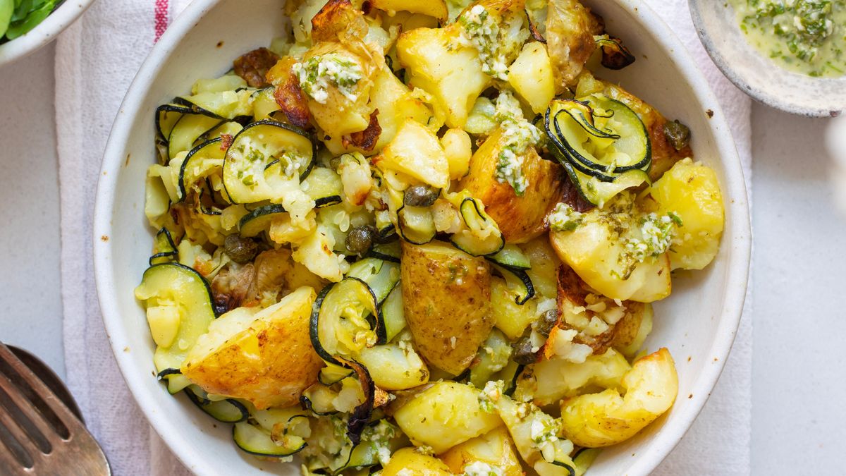 Sałatka z ziemniakami i cukinią