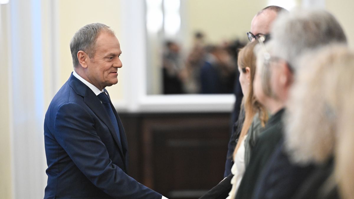 Warszawa, 09.04.2024. Premier Donald Tusk (L) przed posiedzeniem rządu w KPRM w Warszawie, 9 bm. Rząd zajmie się m.in. projektem ws. programu "Aktywny rodzic", czyli tzw. babciowym; zakłada on wprowadzenie trzech świadczeń dla rodziców dzieci w wieku od 12. do 35. miesiąca życia. (mr) PAP/Radek Pietruszka