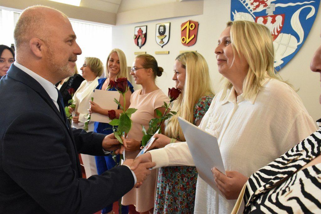 Koszalin: Prezydent miasta wręczył akty mianowania awansów zawodowych 42 nauczycielom
