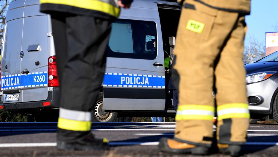 Pijany kierowca po dachowaniu uciekł, pozostawiając w aucie dziecko