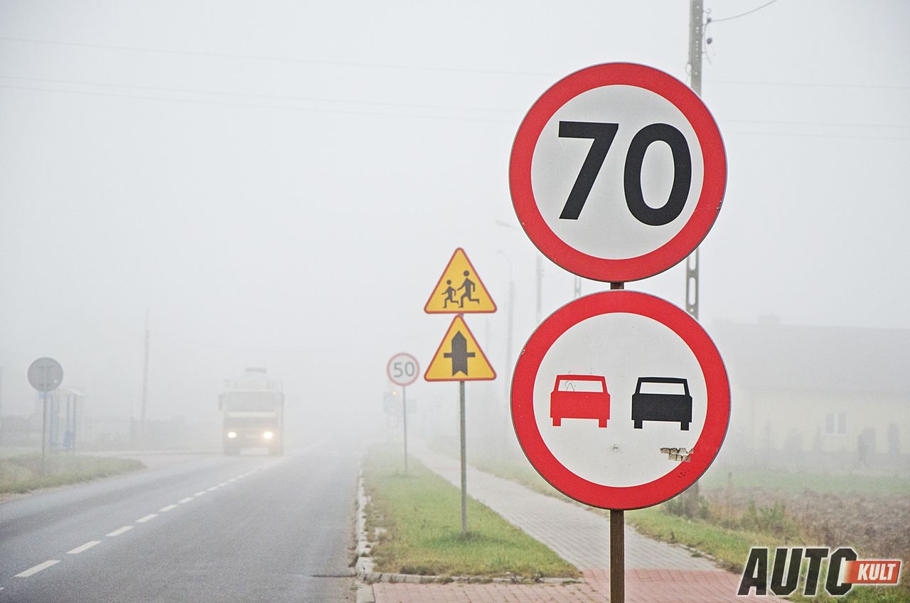 Jeśli pojawia się taki znak drogowy, to nie ma wątpliwości. Natomiast jeśli go nie ma, nie każdy wie, jak szybko może jechać.