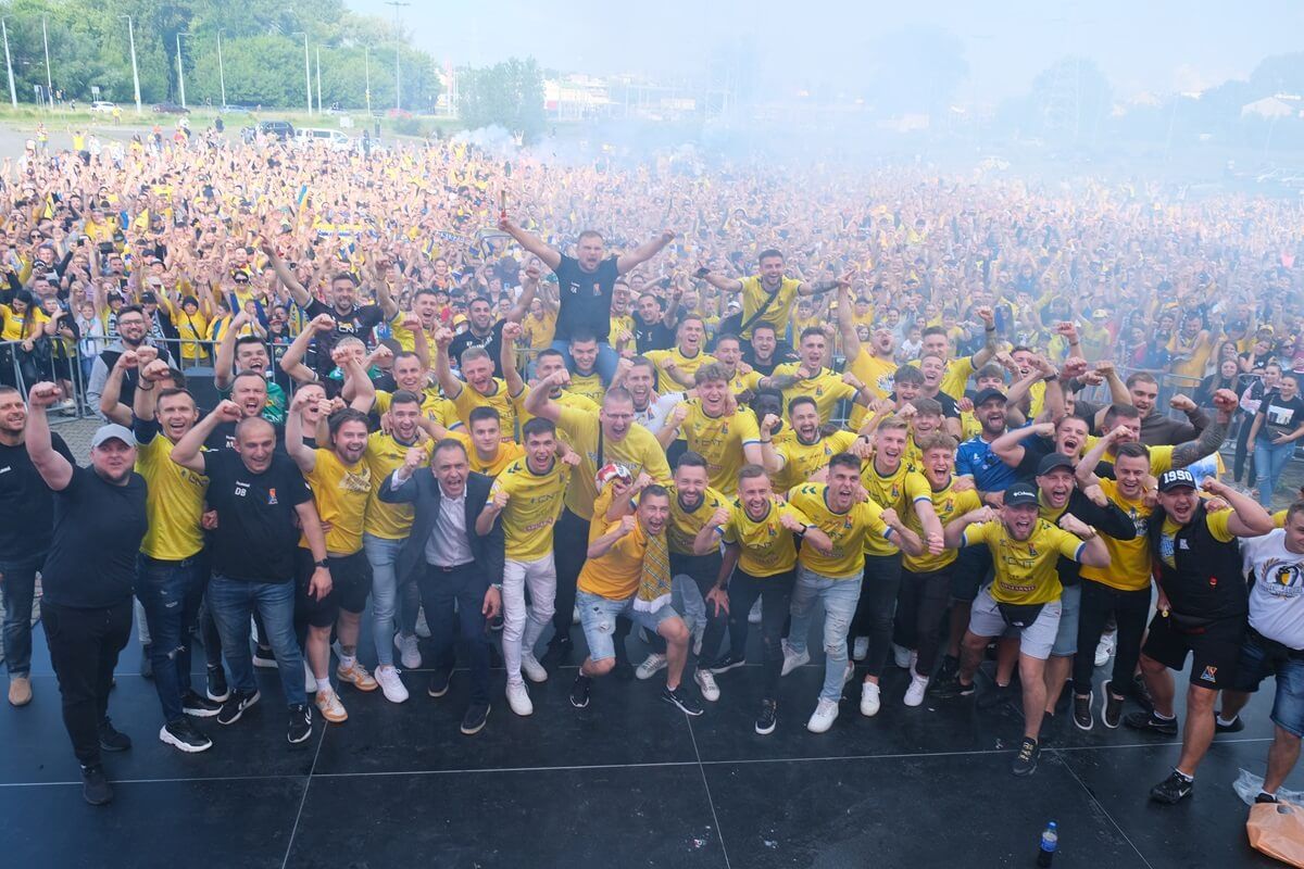 Wielka feta kibiców i piłkarzy Motoru Lublin pod Areną