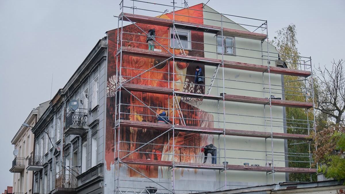 Mural jako zapowiedź serialu „Erynie” na ścianie kamienicy przy ul. Bernardyńskiej