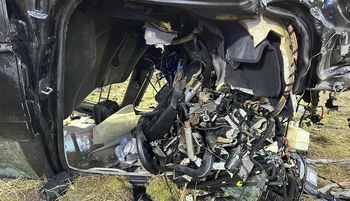 BMW ścięło drzewo. Silnik aż wyleciał w pole