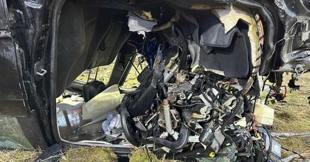 BMW ścięło drzewo. Silnik aż wyleciał w pole