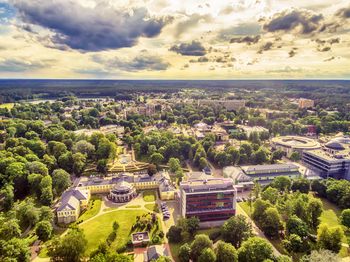 Miasteczko zatopione w sosnowym lesie. Przyciąga tysiące ludzi