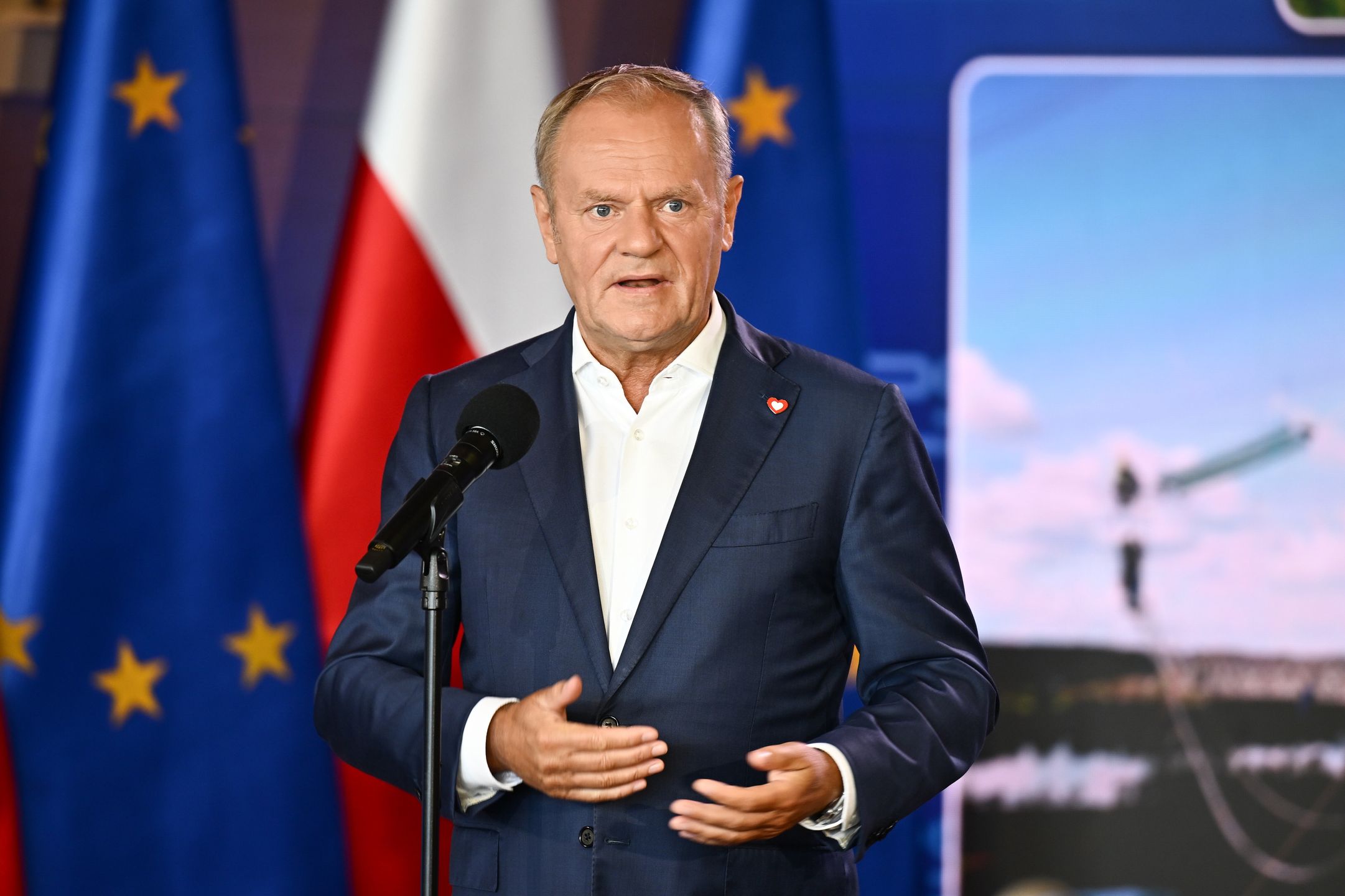 Konstancin-Jeziorna, 30.06.2025. Premier Donald Tusk na konferencji prasowej w trakcie wizyty w siedzibie Polskich Sieci Elektroenergetycznych w Konstancinie-Jeziornie, 30 bm. (amb) PAP/Przemysław Piątkowski